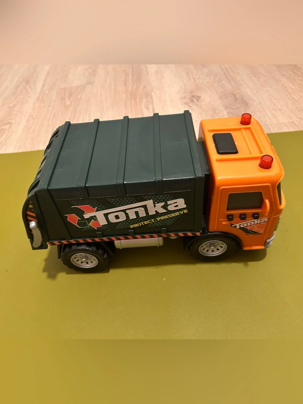 Tonka Protect Preserve Recycling Garbage Truck Orange Green Lights & Sounds 2010